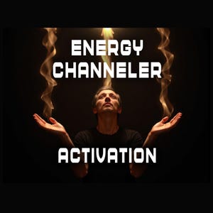 Könnte beinhalten: Eine Person mit erhobenen Armen, die Energie kanalisiert. Das Bild trägt den Text "ENERGY CHANNELER ACTIVATION".