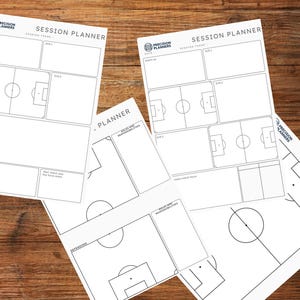 Puede incluir: Varias hojas blancas de planificador de sesiones de fútbol con contornos negros de campos de fútbol y texto. Las hojas están etiquetadas como "Session Planner" e incluyen secciones para calentamiento, ejercicios y notas. Dispuestas sobre una superficie de madera.
