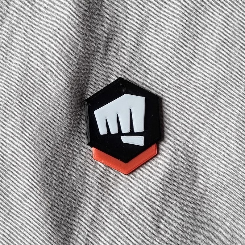 K&ouml;nnte beinhalten: Ein schwarzes und wei&szlig;es Faustsymbol mit rotem Umriss. Die Faust ist in die Luft erhoben und symbolisiert St&auml;rke und Macht.