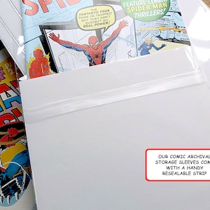 Puede incluir: Fundas blancas de almacenamiento de c&oacute;mics de archivo con una tira resellable. Las fundas contienen c&oacute;mics con portadas coloridas con personajes como Spider-Man y Capit&aacute;n Am&eacute;rica. El texto de la imagen dice: "Nuestras fundas de almacenamiento de archivo de c&oacute;mics vienen con una pr&aacute;ctica tira resellable."