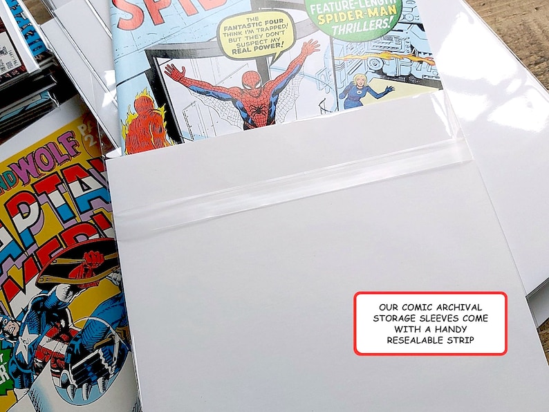 Puede incluir: Fundas blancas de almacenamiento de c&oacute;mics de archivo con una tira resellable. Las fundas contienen c&oacute;mics con portadas coloridas con personajes como Spider-Man y Capit&aacute;n Am&eacute;rica. El texto de la imagen dice: "Nuestras fundas de almacenamiento de archivo de c&oacute;mics vienen con una pr&aacute;ctica tira resellable."