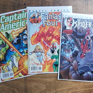 Puede incluir: Tres c&oacute;mics de Marvel Comics: Capit&aacute;n Am&eacute;rica, Fantastic Four #43 y Spider-Man #34. El c&oacute;mic del Capit&aacute;n Am&eacute;rica presenta al Capit&aacute;n Am&eacute;rica con un traje azul y blanco. El c&oacute;mic de los Cuatro Fant&aacute;sticos presenta a la Antorcha Humana. El c&oacute;mic de Spider-Man presenta a Spider-Man.