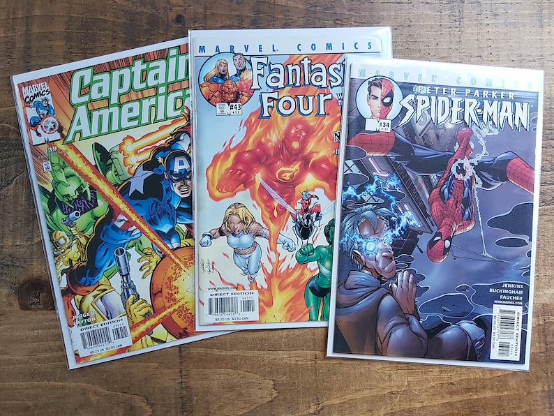 Puede incluir: Tres c&oacute;mics de Marvel Comics: Capit&aacute;n Am&eacute;rica, Fantastic Four #43 y Spider-Man #34. El c&oacute;mic del Capit&aacute;n Am&eacute;rica presenta al Capit&aacute;n Am&eacute;rica con un traje azul y blanco. El c&oacute;mic de los Cuatro Fant&aacute;sticos presenta a la Antorcha Humana. El c&oacute;mic de Spider-Man presenta a Spider-Man.
