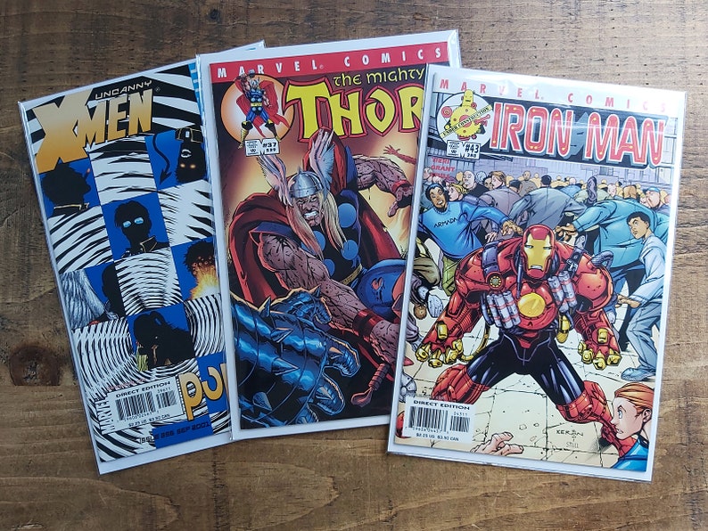 Puede incluir: Tres c&oacute;mics de Marvel Comics: "Uncanny X-Men", "The Mighty Thor" e "Iron Man". Las portadas presentan ilustraciones vibrantes de superh&eacute;roes en acci&oacute;n, con colores llamativos y composiciones din&aacute;micas. Cada c&oacute;mic est&aacute; en una funda protectora.