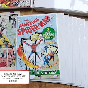 Puede incluir: C&oacute;mic con Spider-Man y los Cuatro Fant&aacute;sticos, junto con nuevas fundas de almacenamiento y cartones de respaldo. La portada del c&oacute;mic muestra a Spider-Man en acci&oacute;n. El texto dice "The Amazing Spider-Man".