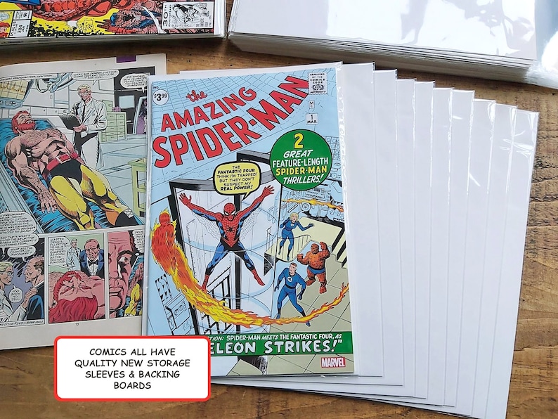 Puede incluir: C&oacute;mic con Spider-Man y los Cuatro Fant&aacute;sticos, junto con nuevas fundas de almacenamiento y cartones de respaldo. La portada del c&oacute;mic muestra a Spider-Man en acci&oacute;n. El texto dice "The Amazing Spider-Man".