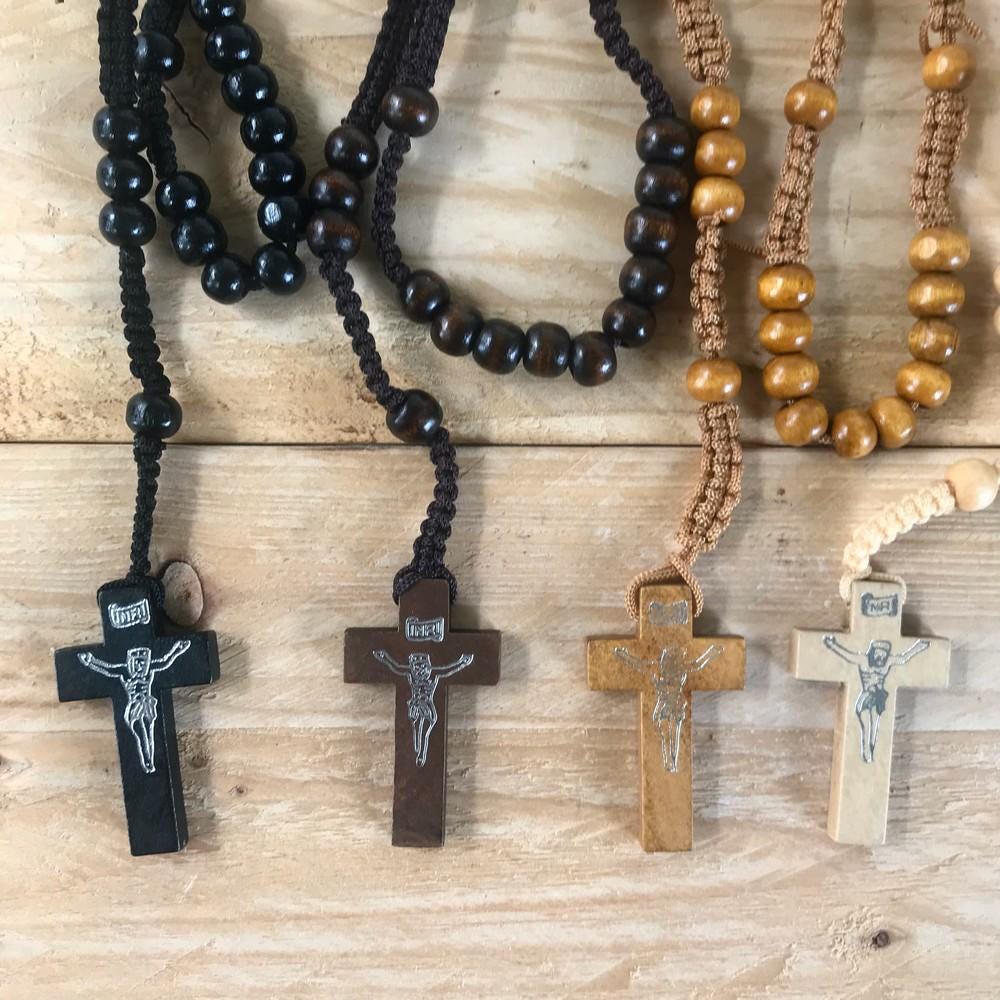 Mano Che Tiene Rosario Di Legno Con La Croce Cattolica Fotografia Stock