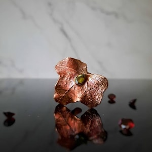 Adjustable band ring with peridot and real ivy leaf, elvish ring, gemstone ring, electroformed rings