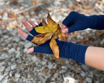 Navy Lambs Wool Fingerless Knit Gloves: Winter Comfort
