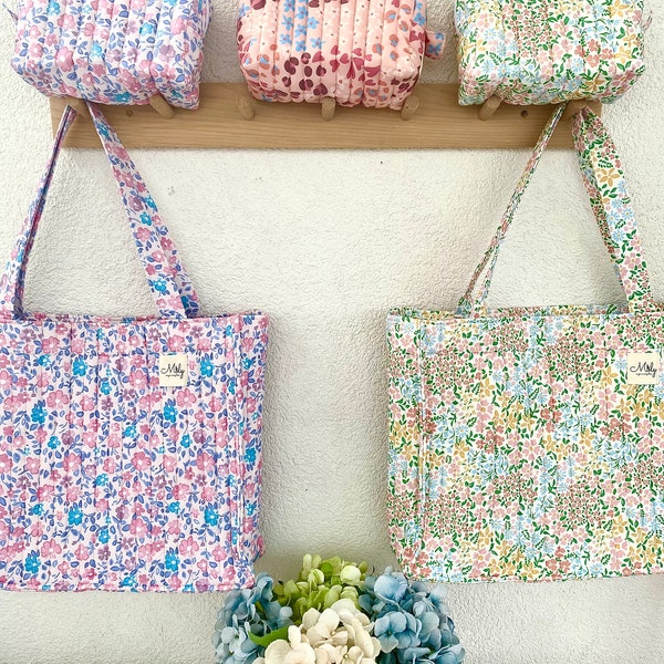 Sac fourre-tout matelassé floral printanier, sac cabas en coton bio bleu et rose, grand sac à provisions en tissu floral, cadeau maman, cadeau post-partum