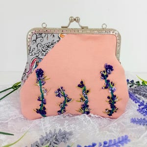 Monedero elegante y con estilo de inspiración victoriana, bordado a mano con detalles de seda auténtica y con cierre de boquilla. Fabricado a mano en Irlanda.