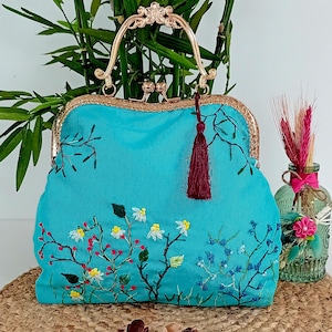 Superbe pochette de soirée turquoise pour femme avec de magnifiques fleurs brodées à la main. Cadeaux pour elle. Fête, sac à dîner du soir.