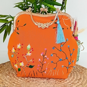Exquisito bolso de mano para damas de color naranja para cenas de noche con hermosas flores bordadas a mano. Regalos para ella. Bolso para fiestas y cenas de noche.