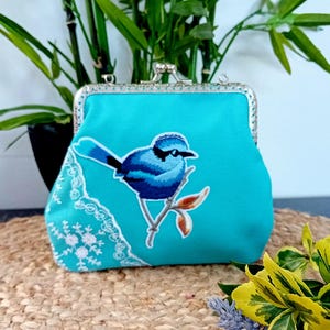 Monedero con cierre de boquilla de estilo victoriano, elegante y con estilo, de encaje francés bordado en turquesa y seda auténtica. Regalos para ella.