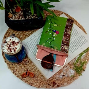Porte-lunettes/verre brodé artisanal vert foncé avec cadre à cadenas. Fabriqué en Irlande. Cadeau pour maman. Idée cadeau parfaite.