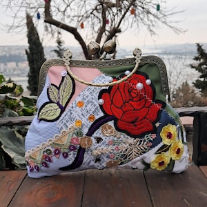 Cartera de mano de inspiración vintage hecha a mano en color turquesa y adornada con adornos florales: un regalo atemporal para ella.