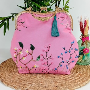 Superbe pochette de soirée rose pour femme avec de magnifiques fleurs brodées à la main. Cadeaux pour elle. Fête, soirée, sac à dîner.