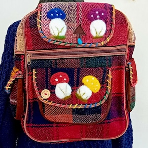 Sac à dos en laine mignon, fonctionnel et polyvalent avec feutrage artistique à l'aiguille en forme de champignon comme décoration. Cadeaux pour elle. Unique et original. Tenez tout, sac à dos.