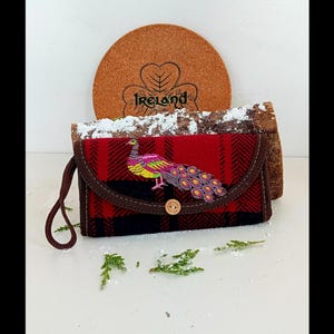 Monedero o billetera para damas, hecho a mano. Decorado con un pavo real bordado de manera artística. Idea de regalo perfecta. Único, funcional y moderno.