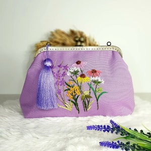 Bolso de fiesta tipo sobre para dama en color lila. Adornado con bordados hechos a mano. Auténtico, elegante y único. Regalos para ella.