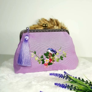 Pochette lilas pour femme. Orné de belles broderies faites à la main. Authentique, élégant et unique. des cadeaux pour elle.