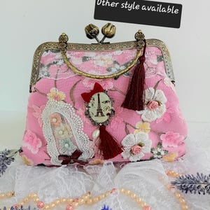 Cartera de mano de encaje francés rosa de inspiración vintage, hecha a mano en Irlanda y adornada con adornos: un regalo atemporal para ella.