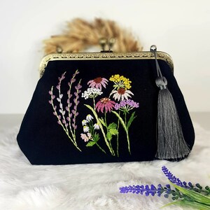 Damen schwarze Clutch Handtasche Tasche. Geschmückt mit wunderschöner handgemachter Stickerei. Authentisch, stilvoll und einzigartig. Geschenke für sie.