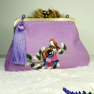 Bolso de fiesta tipo sobre para dama en color lila. Adornado con bordados hechos a mano. Auténtico, elegante y único. Regalos para ella.