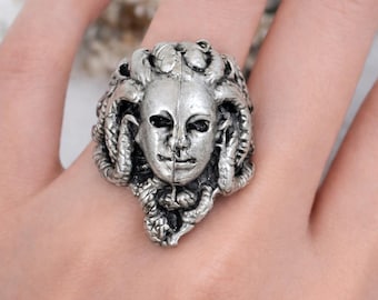 Anillo unisex de plata con la legendaria Medusa, joyería de espíritu gótico, banda ajustable estilo boho con máscara de serpiente, ideas de regalo artesanales inspiradas en la mitología griega.