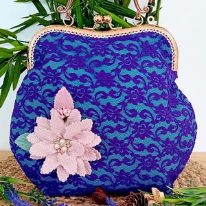 Superbe pochette de soirée turquoise pour femme avec de magnifiques fleurs brodées à la main. Cadeaux pour elle. Fête, sac à dîner du soir.