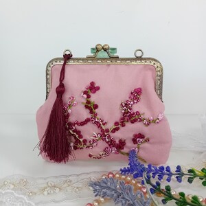 Monedero con cierre de beso, elegante y estiloso, de inspiración victoriana, bordado en rosa bebé. Ideas de regalos irlandeses.