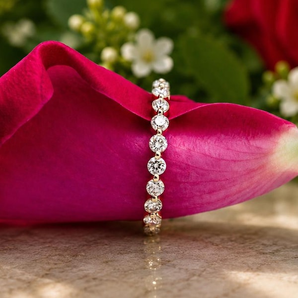 Ring mit rundem Moissanit-Schliff | Eternity-Ring mit 2 mm breiter Krappenfassung | Passender Ehering mit 1 Karat Labor-Diamant | Zartes Brautschmuck-Geschenk