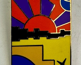 RARE Vintage Clarice Cliff Collectors Club (CCCC) SUNRAY enamel badge from 1996.