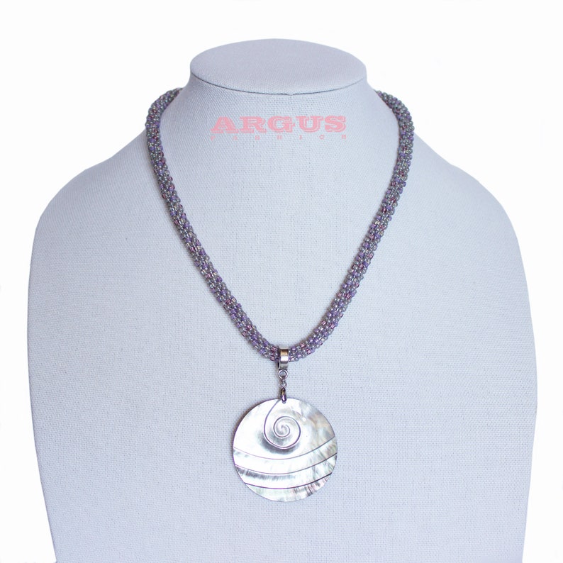 Collier corde perlé, corde technique Kumihimo, beau pendentif en nacre incurvée, cadeau à la mode pour femme image 2