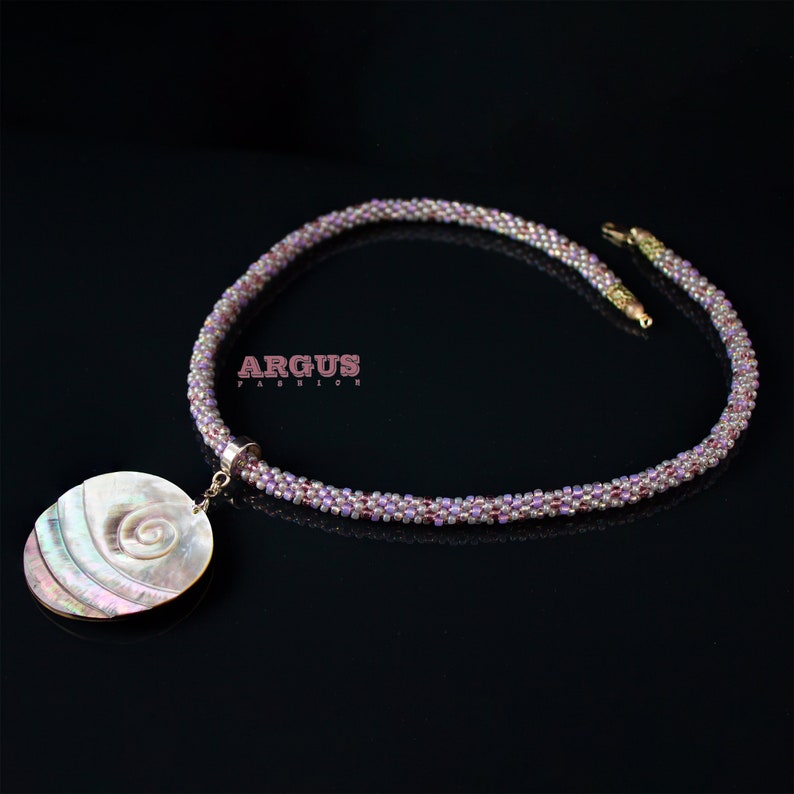 Collier corde perlé, corde technique Kumihimo, beau pendentif en nacre incurvée, cadeau à la mode pour femme image 1
