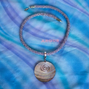 Collier corde perlé, corde technique Kumihimo, beau pendentif en nacre incurvée, cadeau à la mode pour femme image 3