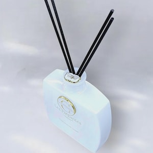 Diffuseur de Parfum d'Ambiance à Bâtonnets | Fragrances de Grasse au Choix | Flacon Design Blanc & Or | Déco Intérieur Luxe et Zen