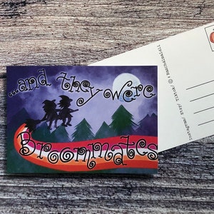 Et ils étaient des camarades de balai Carte postale - Vine lesbiennes sorcières queer Halloween imprimer BMC17