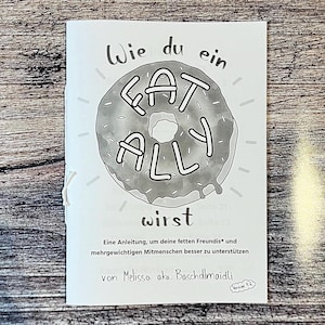 Puede incluir: Una ilustración en blanco y negro de una dona con las palabras "FAT ALLY" escritas en ella. El texto debajo de la dona dice "Wie du ein FAT ALLY wirst. Eine Anleitung, um deine fetten Freundis* und mehrgewichtigen Mitmenschen besser zu unterstützen von Melissa aka. Baschdlmaidli."