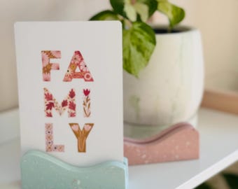 Regalo para el Día del Padre | Portatarjetas fotográfico Jesmonite con diseño de terrazo | Tarjeta floral personalizable
