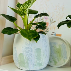 Japandi Design Bloempot & Schotel | Bloempot 11 CM Wit, Pastel | Gebarsten patroon Bleu Vert Menthe