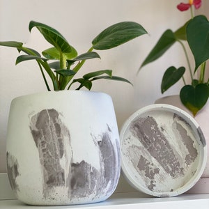 Japandi Design Bloempot & Schotel | Bloempot 11 CM Wit, Pastel | Gebarsten patroon Grijs