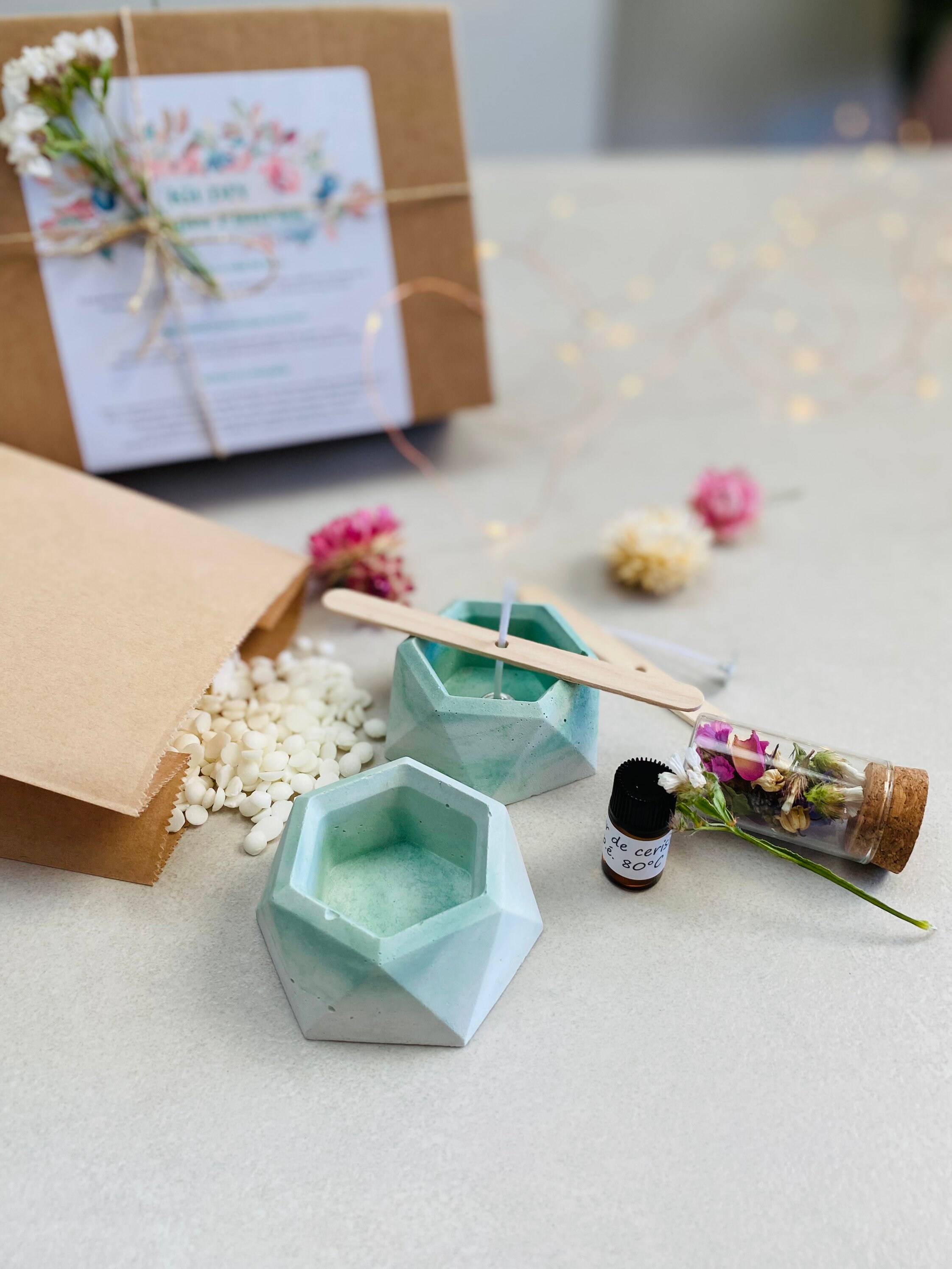 Kit DIY floral Candle with 2 Concrete Votive Holders Included