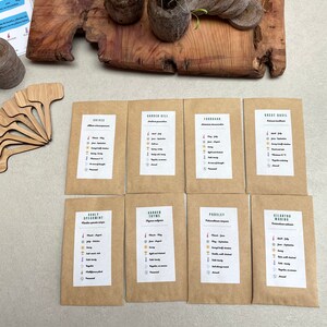 Puede incluir: Ocho paquetes de semillas de papel marr&oacute;n con etiquetas para diferentes hierbas, incluyendo cebollino, eneldo, estrag&oacute;n, albahaca dulce, tomillo de menta fresca, tomillo de jard&iacute;n, perejil y cilantro. Cada paquete incluye informaci&oacute;n sobre la hierba, incluyendo el tiempo de siembra, la exposici&oacute;n al sol y el tipo de suelo.