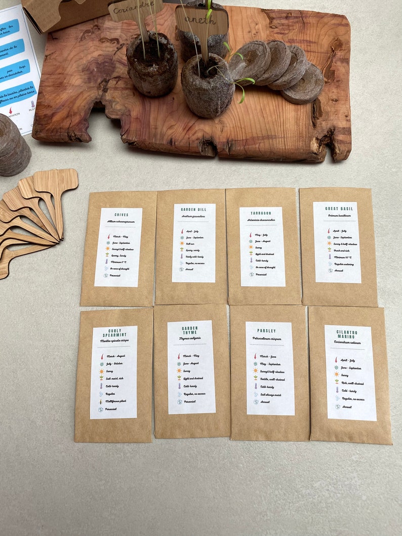 Puede incluir: Ocho paquetes de semillas de papel marr&oacute;n con etiquetas para diferentes hierbas, incluyendo cebollino, eneldo, estrag&oacute;n, albahaca dulce, tomillo de menta fresca, tomillo de jard&iacute;n, perejil y cilantro. Cada paquete incluye informaci&oacute;n sobre la hierba, incluyendo el tiempo de siembra, la exposici&oacute;n al sol y el tipo de suelo.
