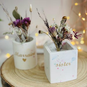 Fête des Mères | Cadeau pour Maman, Maîtresse et Nounou | Mini Vase avec Bouquet de Fleurs Séchées en Jesmonite Terrazzo