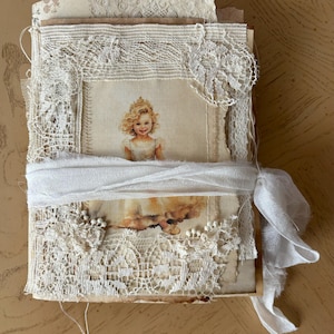 Diario francese in stile vintage con carte invecchiate tinte con caffè e tè splendidamente grunge con effimere fatte a mano e belle immagini e pizzi