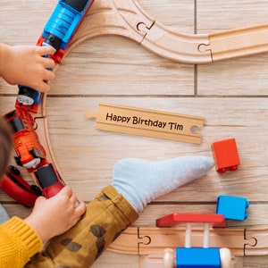 Personalisierte Schiene aus Holz mit Gravur - Zugschiene, Bahnschiene, kompatibel zu BRIO®, Eichhorn, Lidl®, etc. - individualisiert