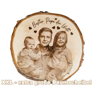 Könnte beinhalten: Eine Holzscheibe mit einem lasergravierten Bild eines Vaters und zweier Kinder. Der Text "Bester Papa der Welt" ist mit kleinen Herzen auf die Holzscheibe graviert.