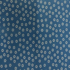 以下が含まれることがあります： 白い六芒星が繰り返し描かれた青い布地